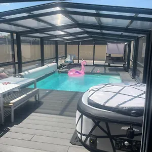 https://laurore-suite-de-charme-clim-jacuzzi-sauna-piscine.fr-provencehotel.com